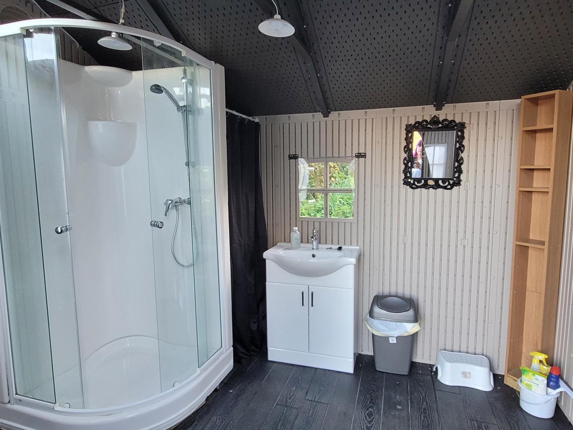Budget Stay, In Lovely Private Setting With Rustic Charm, Log Burner, Fire Pit, Campers Kitchen & Eco Loo No Bedding Supplied Narberth Exteriör bild